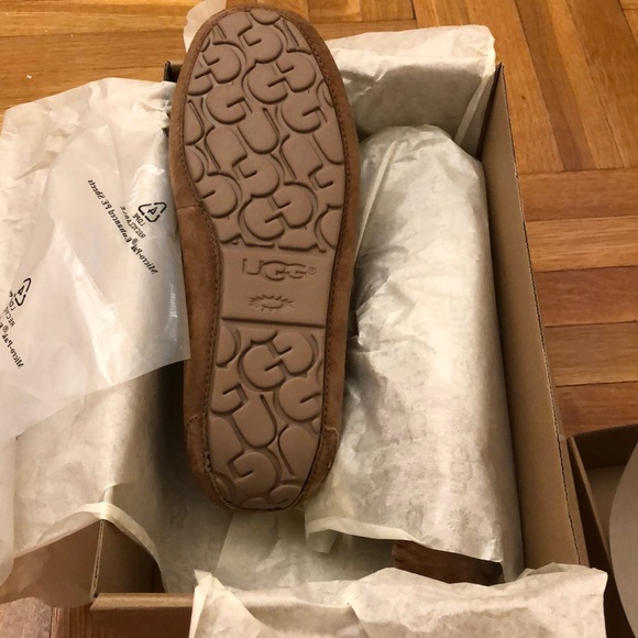 🔥🔥UGG DAKOTA Genuine Sheepskin Pom-Pom Slippers. - Picture 8 of 9